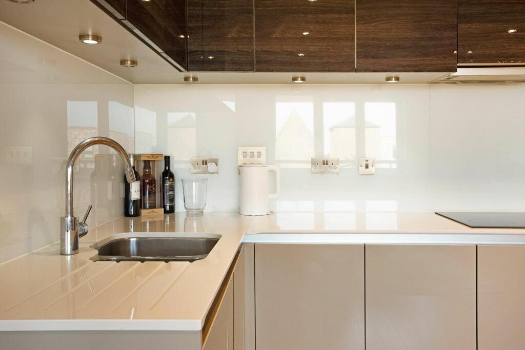Auracasa 2 Bed O2 Canning Лондон